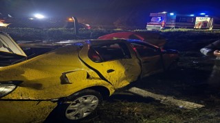 Ticari taksi tarlaya uçtu: 1 yaralı