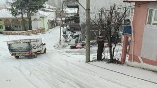 Kamyonet buzlanan yolda kayarak ilerledi