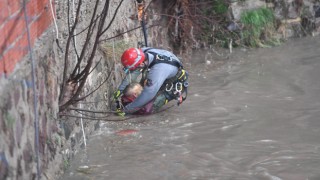 Yağmur suları yükseldi, çayda mahsur kalan vatandaşı itfaiye kurtardı