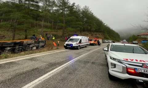 Kamyon Devrildi, Kurtarma Ekipleri Sürücüyü Çıkardı