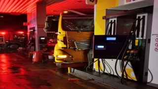 Kontrolden Çıkan Vinç Akaryakıt İstasyonuna Girdi, Facia Kıl Payı Atlatıldı