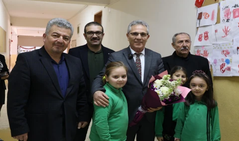 Minik öğrencilerden Başkan Tetik’e sevgi seli