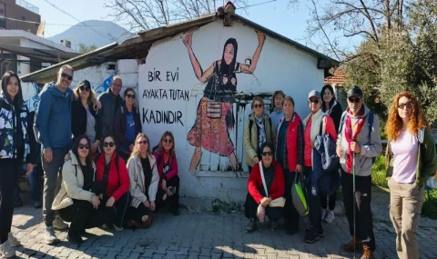 Doğaseverler kanal kenarında çıkan yangını söndürdü