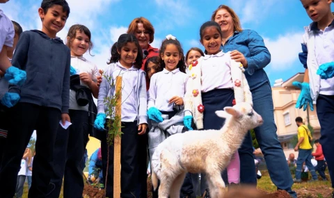 DİDİM BELEDİYESİ AĞAÇ DİKME ETKİNLİĞİ İLE ÖĞRENCİLERE ÇEVRE BİLİNCİ KAZANDIRIYOR