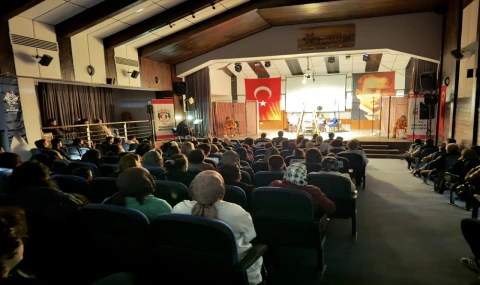 Karacasu'da "Hepimiz Mahkumuz" oyunu büyük ilgi gördü