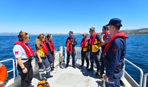 Kuşadası’nda Sağlık Personeline Denizden Acil Müdahale Eğitimi
