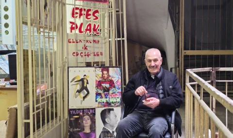 Teknolojiye direndi, 50 yıldır plak ve kaset satıyor