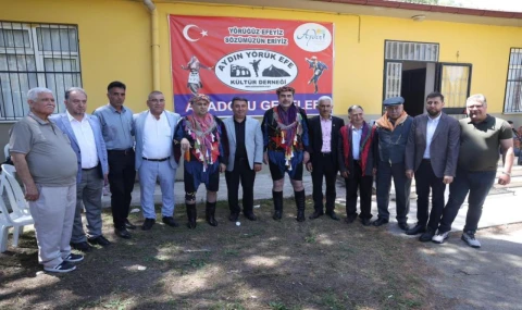 Efe kıyafeti giydiler, zeybekte buluştular