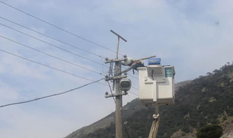 Elektrik telleri üzerine yuva yapan leylekler için, yeni yuva yapıldı