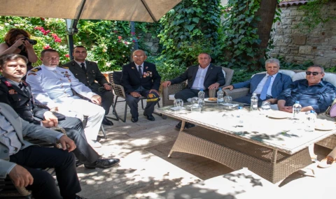 KUŞADASI'NDA İLÇE PROTOKOLÜ VATANDAŞLARLA BAYRAMLAŞTI