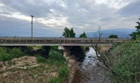NAZİLLİ’DE KÖPRÜDEN ATLAMAK İSTEYEN GENCE SON ANDA MÜDAHALE