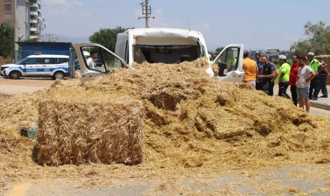 Köprüye takılan saman balyaları kamyonetin üzerine devrildi: 1 yaralı