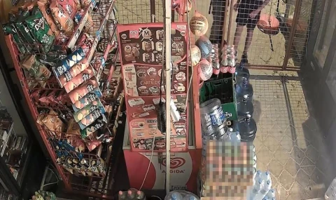 Marketin kapısını kırıp içeri giren çocuklar, marketi talan etti