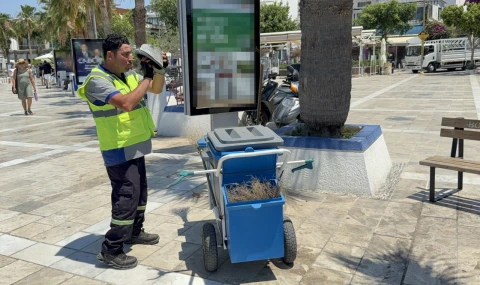 Müziğin Ritmiyle Temizlik Yapıyor, Yüzleri Güldürüyor
