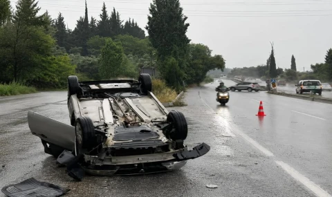 Söke Kuşadası yolu üzerinde otomobil takla attı