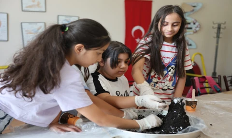 BAŞKAN ÇERÇİOĞLU’NUN ÇALIŞMALARI İLE AYDINLI MİNİKLER YAZ TATİLİNİ BİLİMLE GEÇİRİYOR
