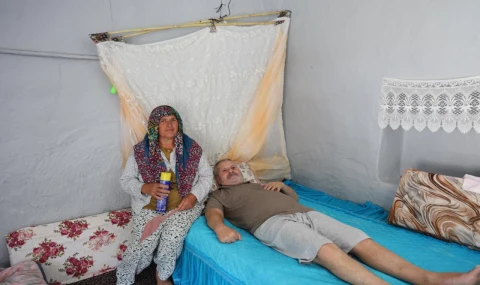 Felçli eşinin rahat etmesi için başında sinek nöbeti tutuyor