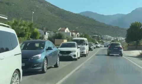 Kuşadası'nda milli park dönüşü yoğunluğu oluştu