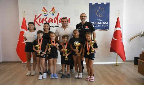 KUŞADASI’NIN GURURU MİNİK JİMNASTİKÇİLERDEN BAŞKAN VEKİLİNE ZİYARET