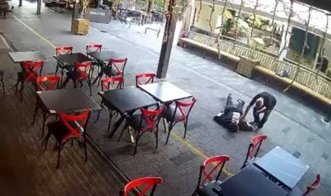 Yardım ediyormuş gibi yaptı, cüzdanını çaldı