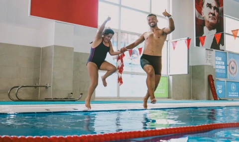 Özel sporcular Pınarbaşı Yüzme Havuzu'nda sporla buluşuyor
