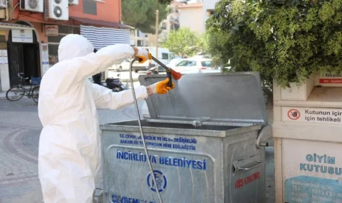 İncirliova'da karasinekle mücadele için çöp konteynerleri ilaçlandı