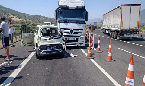 Kuyucak’ta TIR Otomobile Çarptı: 3 Yaralı