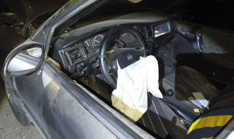 Uçuruma yuvarlanan otomobilde sıkışan sürücü kurtarıldı