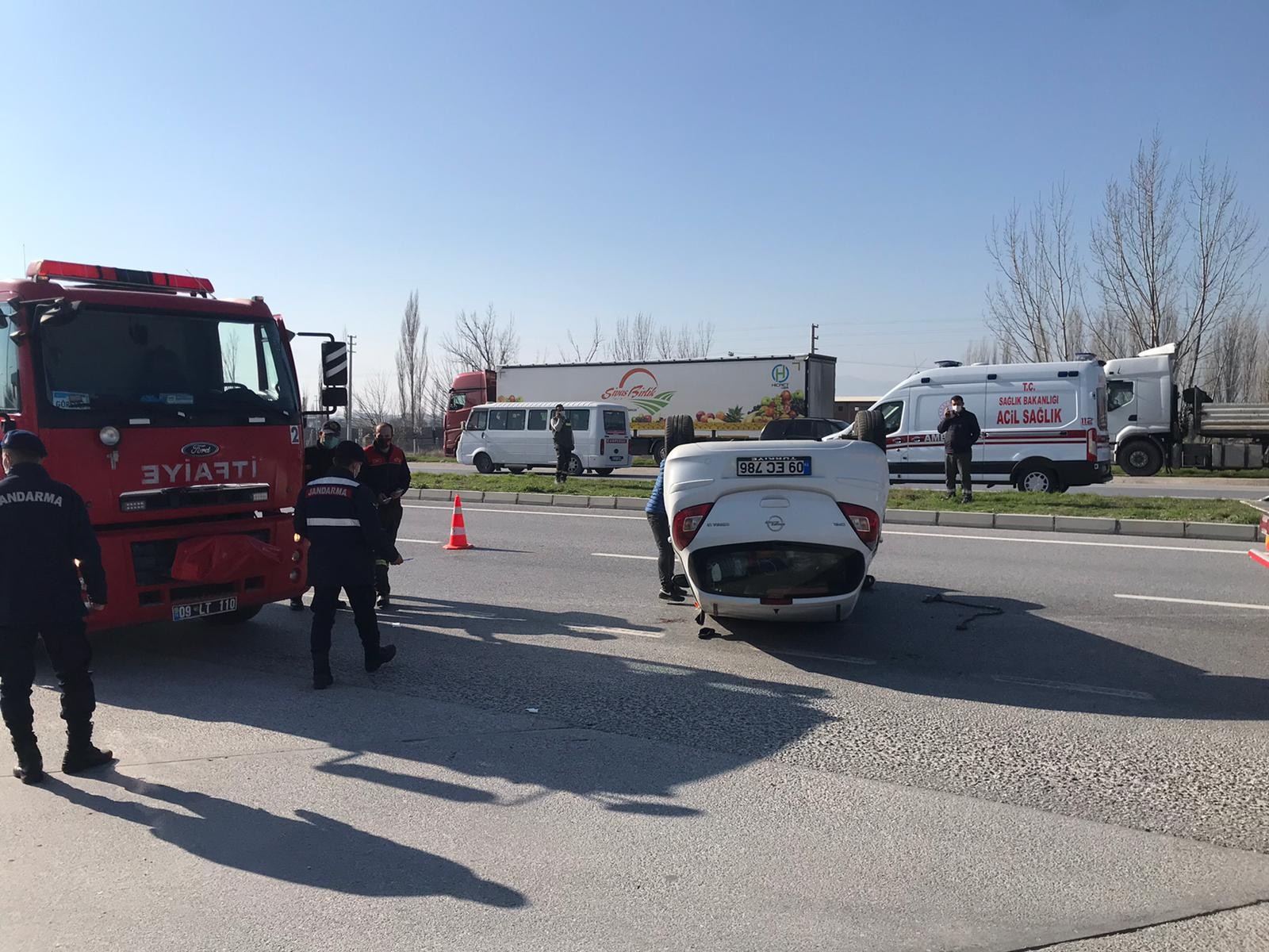 Refüje çarptı, takla attı, karşı şeride geçti.