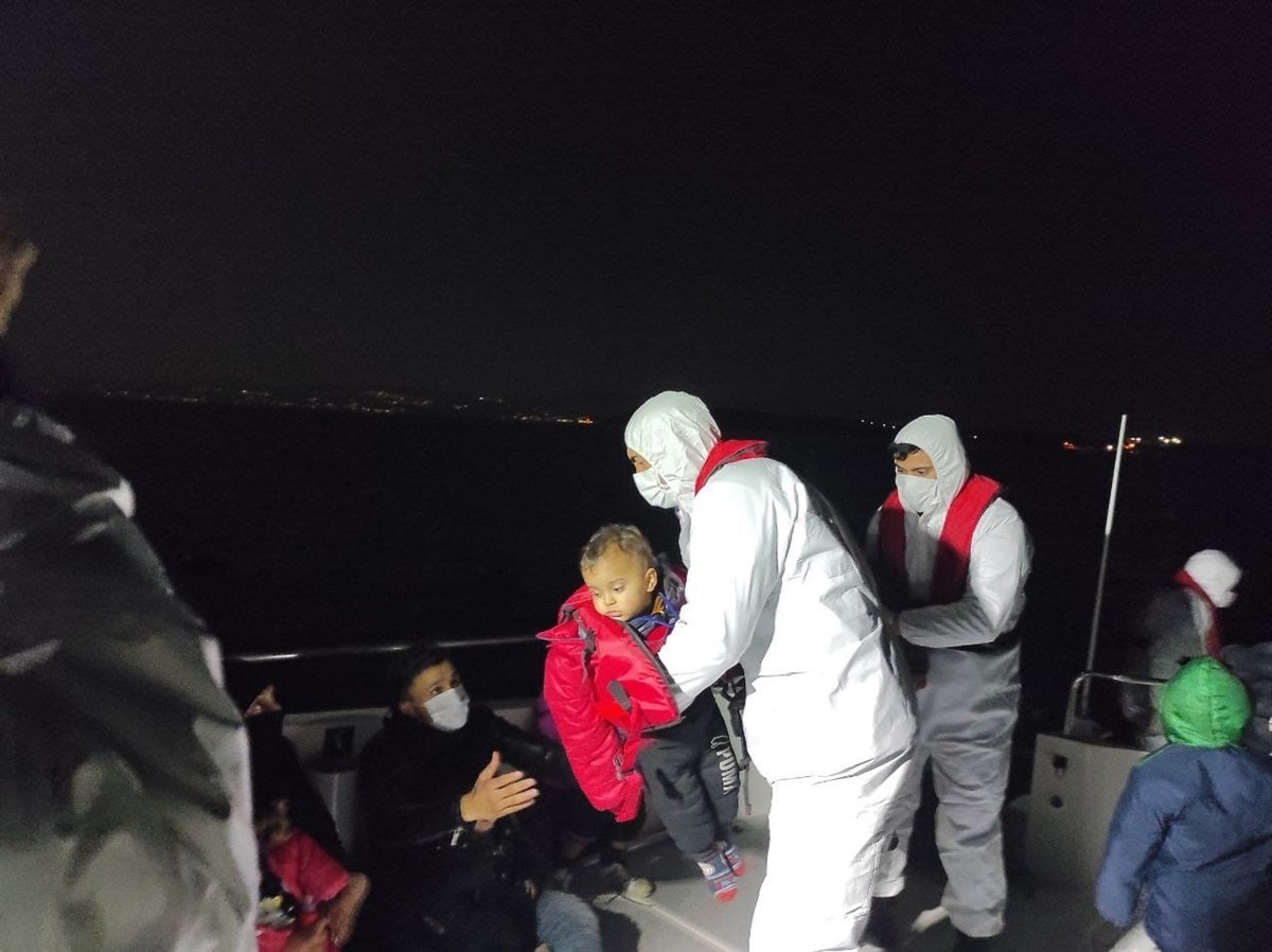Lastik botla sürüklenen 23 göçmen kurtarıldı