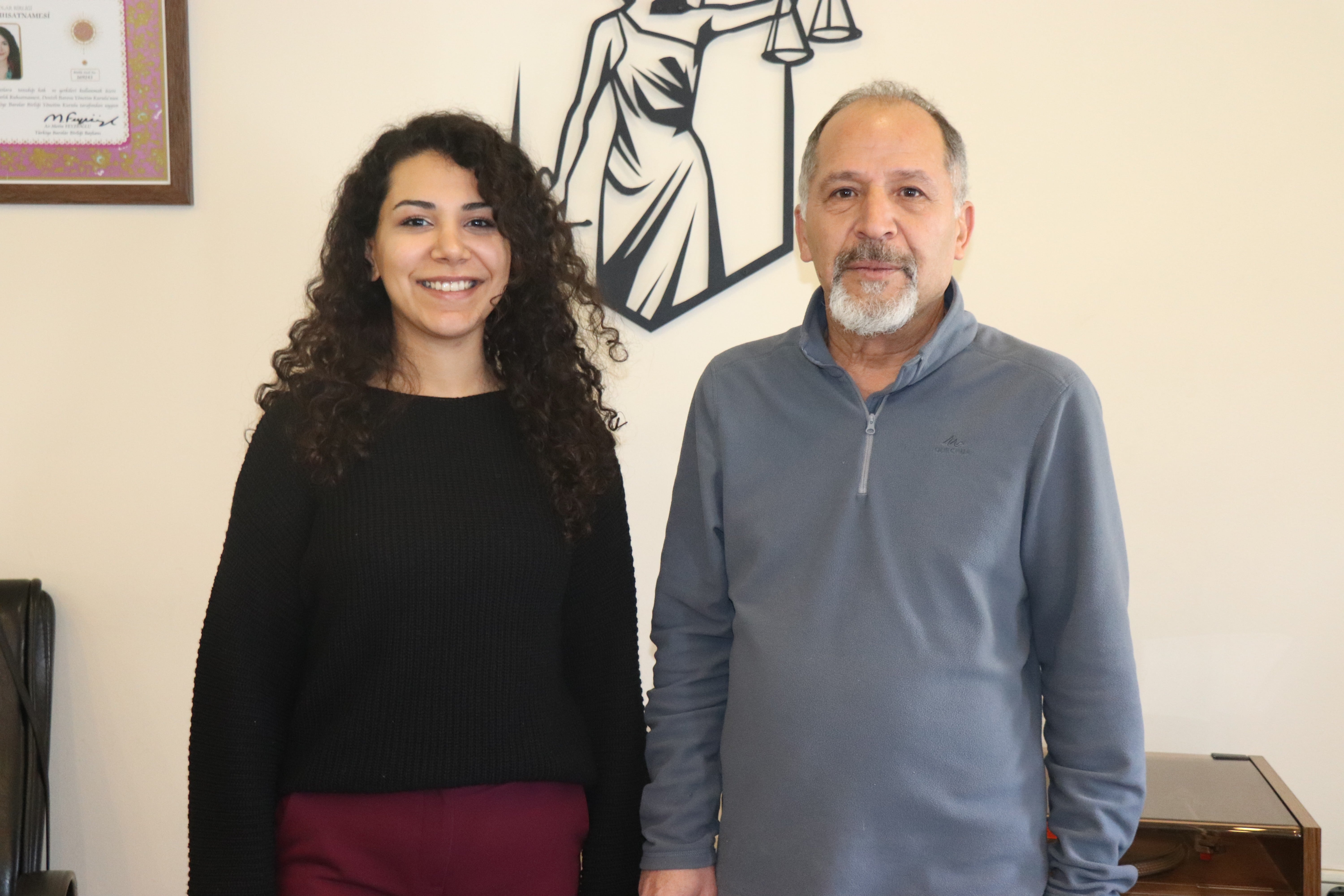 Eski pikaplar arasında kızıyla birlikte avukatlık yapıyor